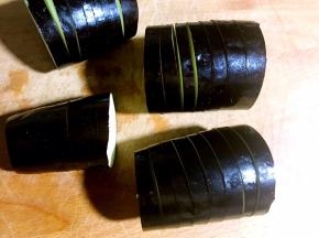 再切成片，茄子皮1厘米处不切断