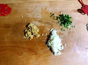 蒸茄子的时候，将葱、姜、蒜洗净切成细末