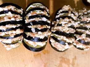 将腌制好的肉末塞入茄子的夹层里，同时锅中烧半锅开水