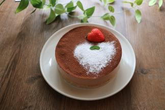 准备一张白纸，剪出自己喜欢的图案，我剪的是心形