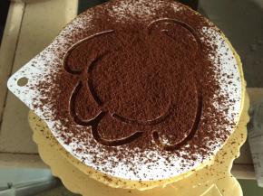 冷藏四小时后要食用时再筛上可可粉，这是之前用的是大白图案的，可以先筛一层黑可可粉，再筛一份白色糖霜，这样会比较好看，如果不喜欢可可苦味，可以直接按图案筛一层可可粉