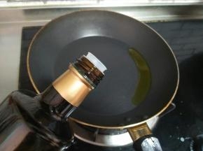 锅中加橄榄油