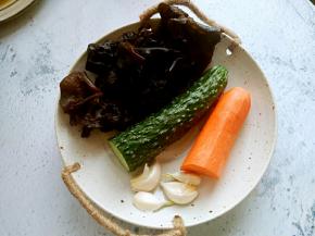 准备好木耳、黄瓜、胡萝卜、蒜