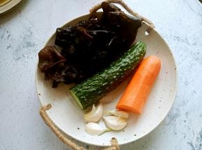 准备好木耳、黄瓜、胡萝卜、蒜