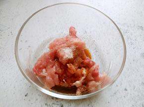 猪肉丝加盐和生抽腌制15分钟