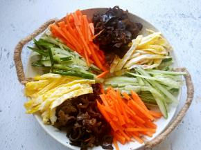 黄瓜、胡萝卜、鸡蛋、木耳切丝