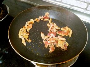 猪肉丝炒熟备用