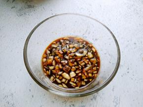 蒜末、生抽、醋、香油、盐、白糖混合拌匀