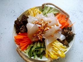 淋在拉皮上