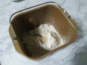 把主料都放在面包桶