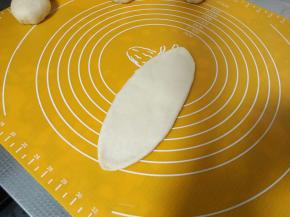 把每个小面团擀成长条状