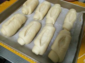 在每个面团卷上划一刀