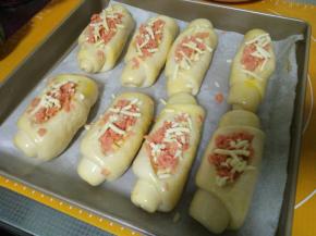 再放一层马苏里拉，刷一层蛋液