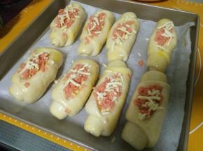 再放一层马苏里拉，刷一层蛋液