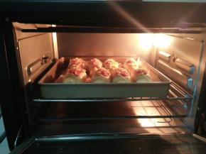 烤箱165度，烤18分钟，表面金黄即可