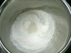 盆里放面粉、酵母、白糖温水和面