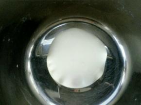 和成光滑的稍硬的面团，加盖醒发十几分钟