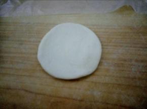 取其中一个擀面皮，不能太薄，也不要太厚，适中就行