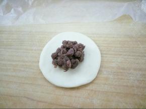 放豆沙，豆沙可以买现成的，也可以自己做