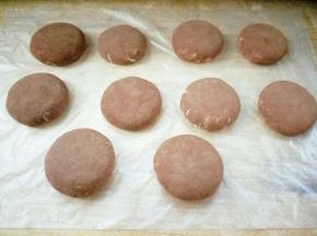 封口朝下，有可可粉的一面朝上，用手轻轻地按一下，都做好后盖保鲜膜发酵至1.5倍大