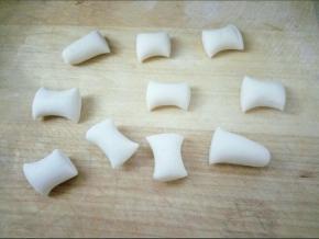 蘑菇头做好发酵的同时做蘑菇把，把预留的55克面团揉匀搓长条，同样分十份