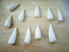 搓成一头尖的椎状，如图，同样加盖发酵至1.5倍大