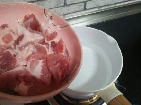 猪肉先放凉水，加热，水开后捞出