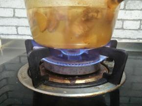 大火烧开后，转小火煮2个小时