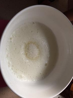开始做蛋清糊，准备一个无油无水的干净碗，加入蛋清用电动打蛋器打发至大鱼眼泡泡，滴入7，8滴柠檬汁和加入15克白砂糖打发