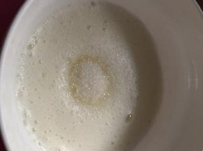 开始做蛋清糊，准备一个无油无水的干净碗，加入蛋清用电动打蛋器打发至大鱼眼泡泡，滴入7，8滴柠檬汁和加入15克白砂糖打发