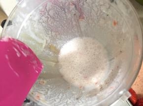 取一部分草莓和酸奶一起倒入搅拌机内，搅打至浓稠酸奶糊