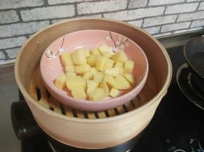 去皮，切块，蒸熟