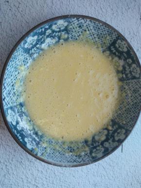 鸡蛋加面粉，拌匀