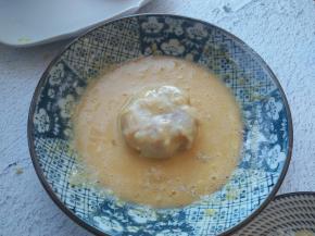 把饼蘸满鸡蛋面糊