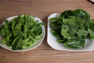 芥兰洗干净，叶梗分离，将梗切段