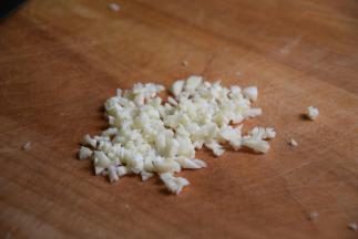 蒜粒去外衣切碎
