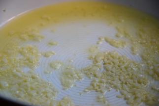 起锅热油，倒入蒜碎炒香