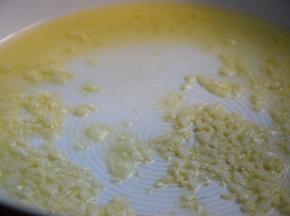 起锅热油，倒入蒜碎炒香