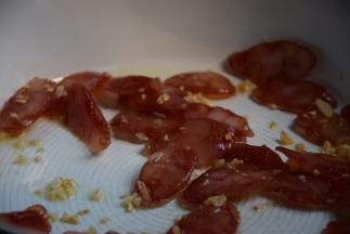 倒入腊肠，小火煸炒出油