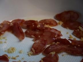 倒入腊肠，小火煸炒出油