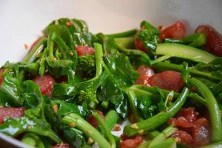 倒入芥兰梗翻炒几分钟