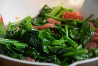 再放入叶子翻炒两三分钟