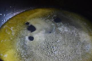 将黄油下锅融化