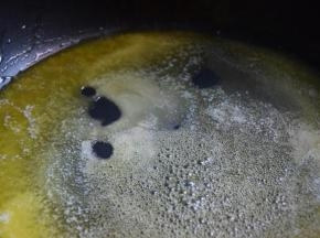 将黄油下锅融化