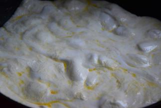 倒入棉花糖，一边搅拌一边加热至融化