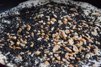 加入奶粉、花生碎和黑芝麻