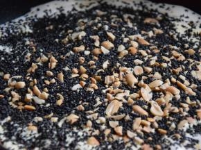 加入奶粉、花生碎和黑芝麻