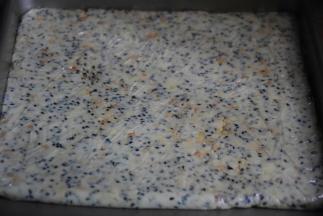 倒在保鲜膜上，擀平擀薄后包起来晾凉