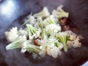 有机花菜，去根，切小朵，之后焯水，水烧开后将花菜放入锅中，再次烧开捞出即可。