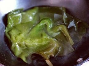 我买的是盐渍海带，提前泡过的。水烧开放入泡过的盐渍海带，烧开后捞出。